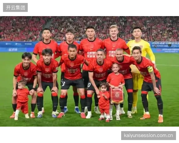 成都蓉城半程强势领跑,新帅阿洛伊西激活全队进攻火力,冠军相已显露。 成都蓉城半程强势领跑,新帅阿洛伊西激活全队进攻火力,冠军相已显露。